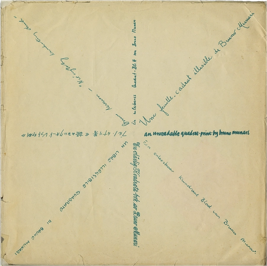Un libro illeggibile quadrato, Bruno Munari, 1953, Steendrukkerij de Jong. Opera d'arte visiva che sfida la tradizionale concezione di libro. Il libro si presenta come una composizione di pagine quadrate di cartoncino leggero, nei colori bianco, grigio e rosso, ritagliate e piegate in modi diversi. Non contiene testo scritto; al contrario, le pagine ritagliate e fustellate invitano il lettore a esplorare e creare proprie composizioni geometriche, trasformando l'atto di sfogliare in un'esperienza sensoriale e creativa.