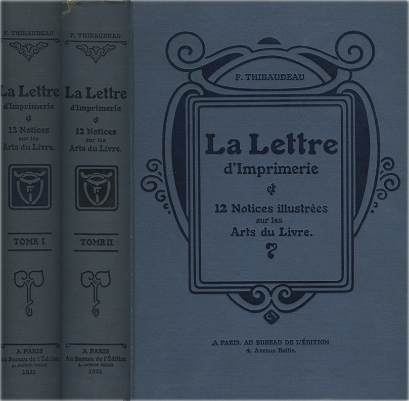 La Lettre d’Imprimerie. Volume I-II, 12 Notices illustrees sur le Arts du Livre, F. Thibaudeau, 1921, Au Bureau De L'Edition. Il saggio si divide in due volumi che esplorano la storia, l'evoluzione e le tecniche della tipografia. Il primo volume si concentra sulla storia della stampa, dalle sue origini alla modernizzazione delle tecniche tipografiche, con un'analisi approfondita degli stili di caratteri e delle innovazioni. Il secondo volume tratta degli aspetti pratici e teorici della tipografia, affrontando il design dei caratteri, la composizione tipografica e l'importanza della qualità visiva nella stampa, con esempi concreti di applicazione. Il saggio mira a promuovere una maggiore consapevolezza e cura nella progettazione e produzione tipografica.
