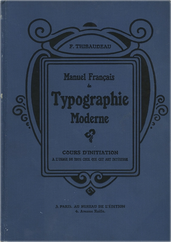 Typographie Moderne, Cours D'Initiation a l'usage de tous ceux que cet art interesse, F. Thibaudeau, 1924, Au Bureau De L'Edition. Il saggio esplora l'evoluzione e le innovazioni nella tipografia moderna, con particolare attenzione alla progettazione dei caratteri e alla composizione tipografica. Thibaudeau analizza le tendenze emergenti del design tipografico, sottolineando l'importanza dell'estetica e della funzionalità nella comunicazione visiva. Il libro propone una riflessione sulla modernità tipografica, mettendo in evidenza il rapporto tra forma, leggibilità e innovazione tecnologica nel contesto della stampa.