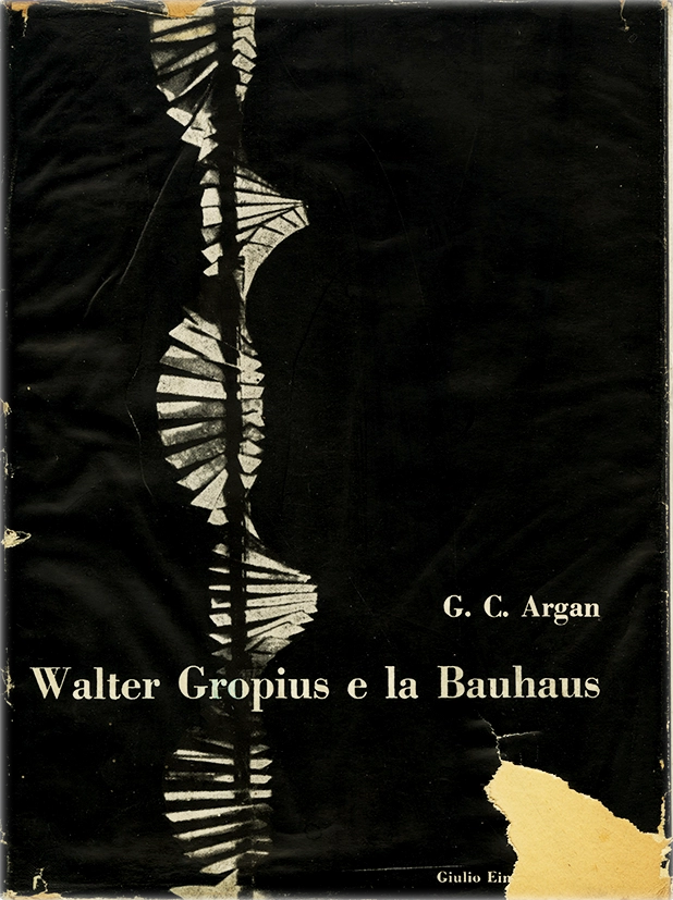 Walter Gropius e la Bauhaus, Giulio Carlo Argan, 1952, Einaudi, Il volume si configura come un'analisi approfondita del lavoro progettuale di Gropius, con il pregio non solo di collocare correttamente la sua opera nel contesto delle vicende architettoniche del Novecento, ma anche di elevarla a elemento chiave della cultura moderna. Il saggio si presenta inoltre come una riflessione appassionata sui metodi e le idee dell'avanguardia europea più sensibile alle opportunità offerte dalla civiltà industriale. Al tempo stesso si delinea come una proposta ideologica e critica di ampio respiro, capace nel tempo di raccogliere consensi e generare dibattiti. Per Argan, il Bauhaus riveste un ruolo cruciale, riflettendo la crisi della società tedesca tra le due guerre (e, su un piano più generale, quella dell'intera cultura moderna) e proponendosi come strumento di riforma artistica finalizzato alla creazione di un diverso modello sociale. Questo obiettivo non appare agli occhi dell'autore compromesso né dalla chiusura forzata della scuola da parte del regime nazista, né dai risultati talvolta controversi delle opere di Gropius negli Stati Uniti. Il valore simbolico che la figura e l’opera di Gropius assumono in queste pagine si fonda sull’idea che il design industriale, l’architettura e l’urbanistica siano attraversati da un comune significato civile: un’idea elevata e potente che, nonostante la sua apparente sconfitta nel presente, riesce ancora a trovare motivazioni profonde e valide per riaffermarsi in modo universale.