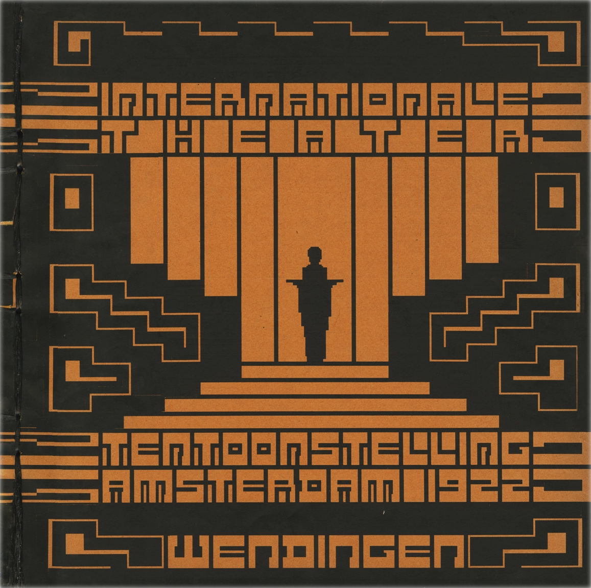 Wendingen 1921 - 9/10, Nel panorama internazionale delle riviste d’arte e d’architettura apparse nell’arco cronologico della sua pubblicazione, «Wendingen» si distingue per la veste editoriale, improntata ad un esibito carattere di raffinato prodotto artigianale. Il menabò del nuovo periodico illustrato studiato da Wijdeveld, che ne sarà redattore capo fino al 1924 e componente della redazione fino al 1926, presenta come caratteri distintivi il formato pressoché quadrato (33 x 34 cm), la stampa solo sul recto dei fogli poi piegati per formare due pagine, la rilegatura alla giapponese con rafia.