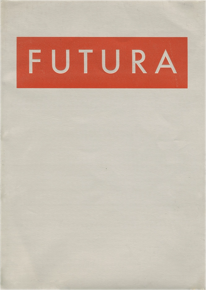 Specimen carattere “Futura” / Paul Renner / 1937 / Bauersche Giesserei - Francoforte sul Meno / Specimen pubblicato per celebrare i primi dieci anni di produzione del carattere Futura. Fascicolo interamente illustrato in nero e a colori con inserti pubblicitari di aziende (Thonet Stahlrohrmöbel, Persil, Leica, AEG, Henckels, Bosch ecc.) loghi, menù e frontespizi di libri. Con un testo di Paul Renner «Das Geheimnis der Darstellung in der Bildenden Kunst» e all'ultima pagina una citazione di Benito Mussolini. Edizione originale. Copertina metalizzata con titolo su fondo arancione.